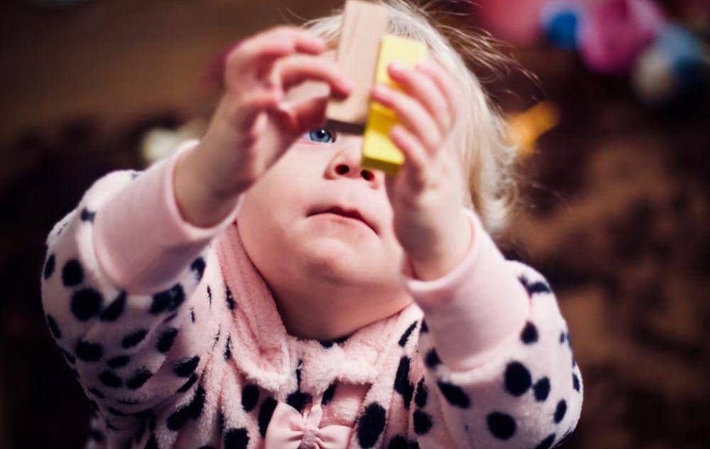 ilustrasi bayi yang memakai pakaian hangat (unsplash.com/Jelleke Vanooteghem)