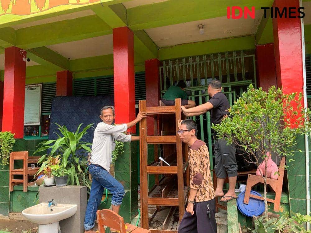Pemindahan rak buku perpustakaan SDN 2 Rajabasa Bandar Lampung. (IDN Times/Rohmah Mustaurida)