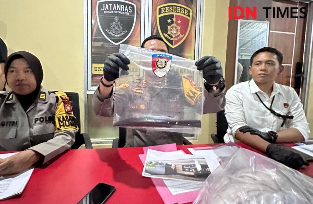 Kapolresta Pontianak, Kombes Pol Adhe Hariadi tunjukkan barang bukti. (IDN Times/Teri).
