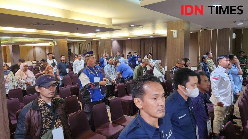 Sejumlah saksi partai saat mengikuti rapat pleno terbuka rekapitulasi suara Pemilu 2024 Kota Depok. (IDNTimes/Dicky)