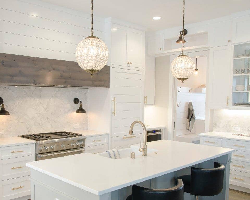 ilustrasi lampu gantung (unsplash.com/Aaron Huber)