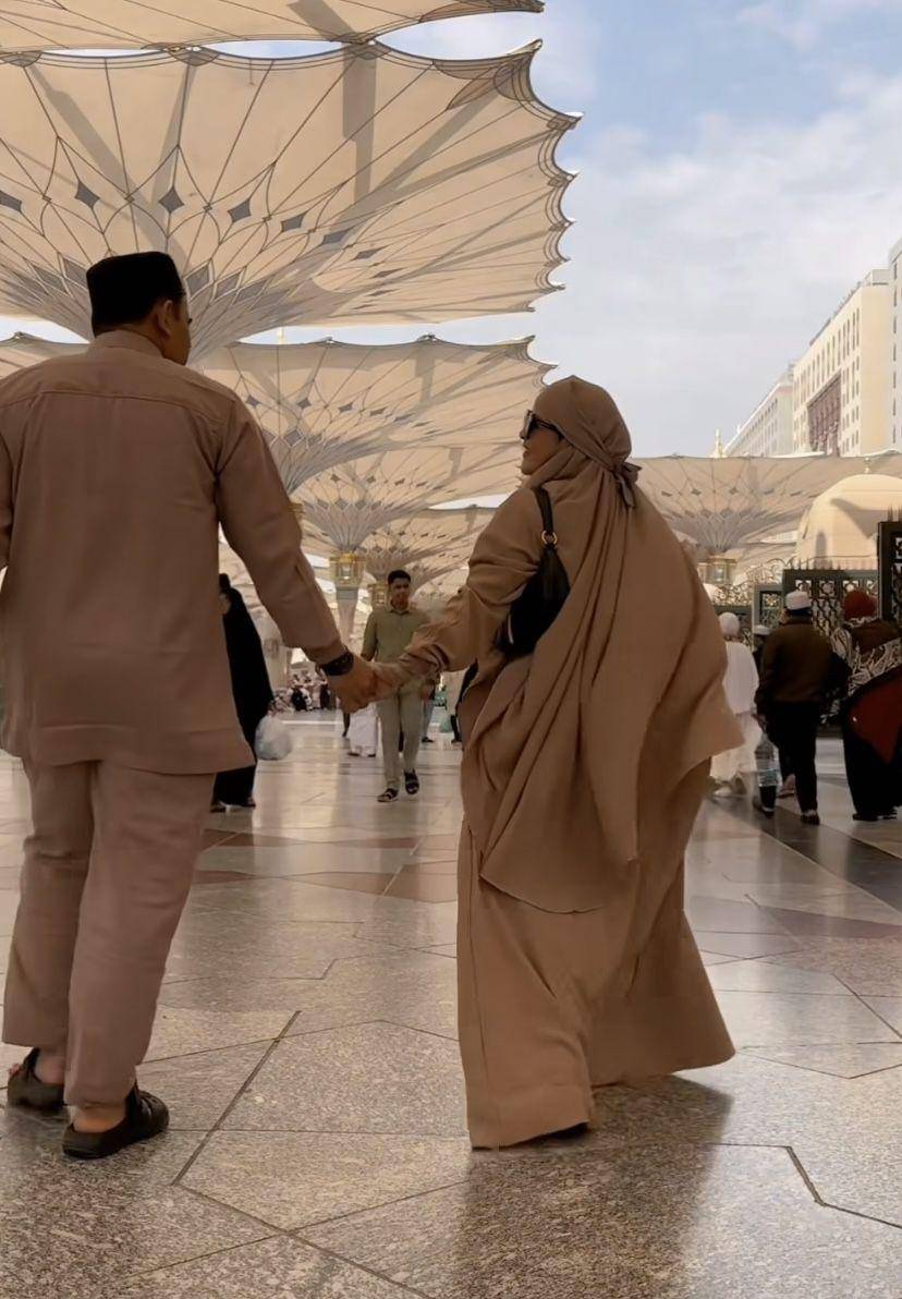 potret Ebel Cobra umrah (Instagram.com/ebel_cobra)
