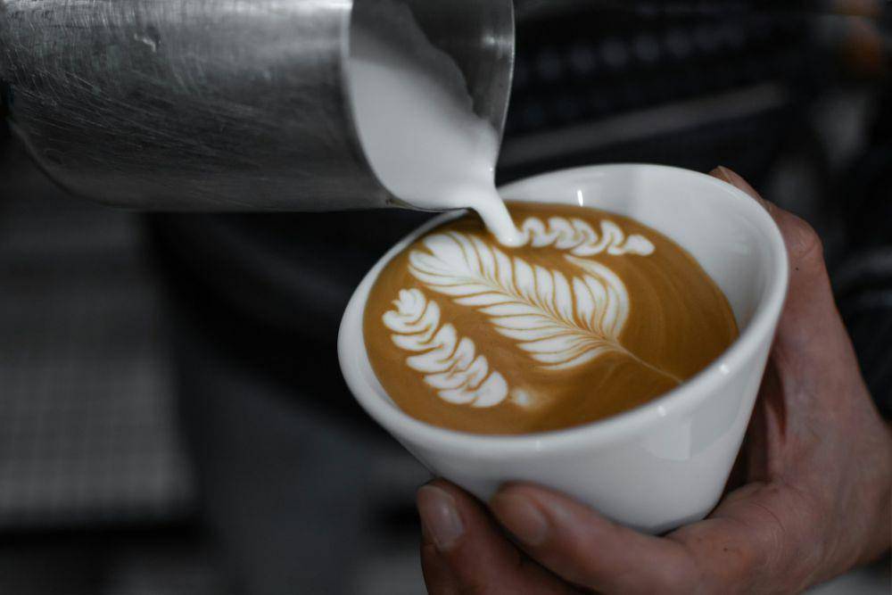 ilustrasi latte art (unsplash.com/armin_lotfi)