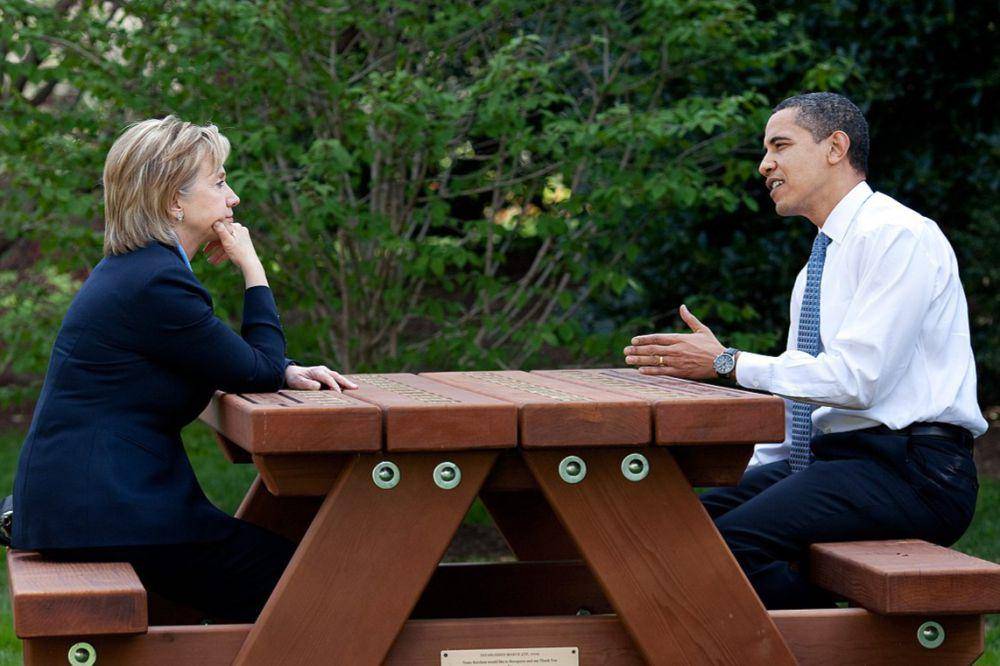 Presiden Barack Obama dan Menteri Luar Negeri Hillary Rodham Clinton saat sedang berbincang di meja piknik pada 9 April 2009, di Halaman Selatan Gedung Putih. (commons.wikimedia.org/Foto Resmi Gedung Putih oleh Pete Souza)