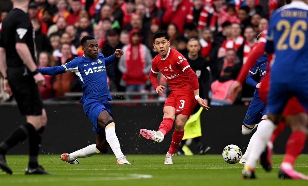 Wataru Endo pada partai final Piala Liga Inggris 2023/2024. (liverpoolfc.com)