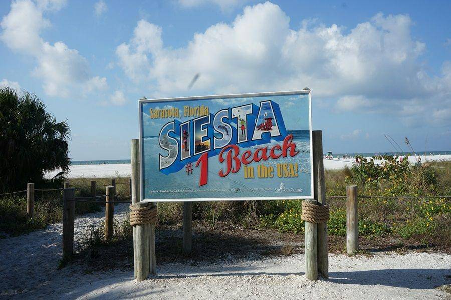 Siesta Beach, Florida (unsplash.com/@emmateddy)