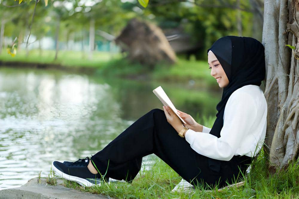 ilustrasi wanita membaca buku motivasi (istockphoto.com/JuYochi)