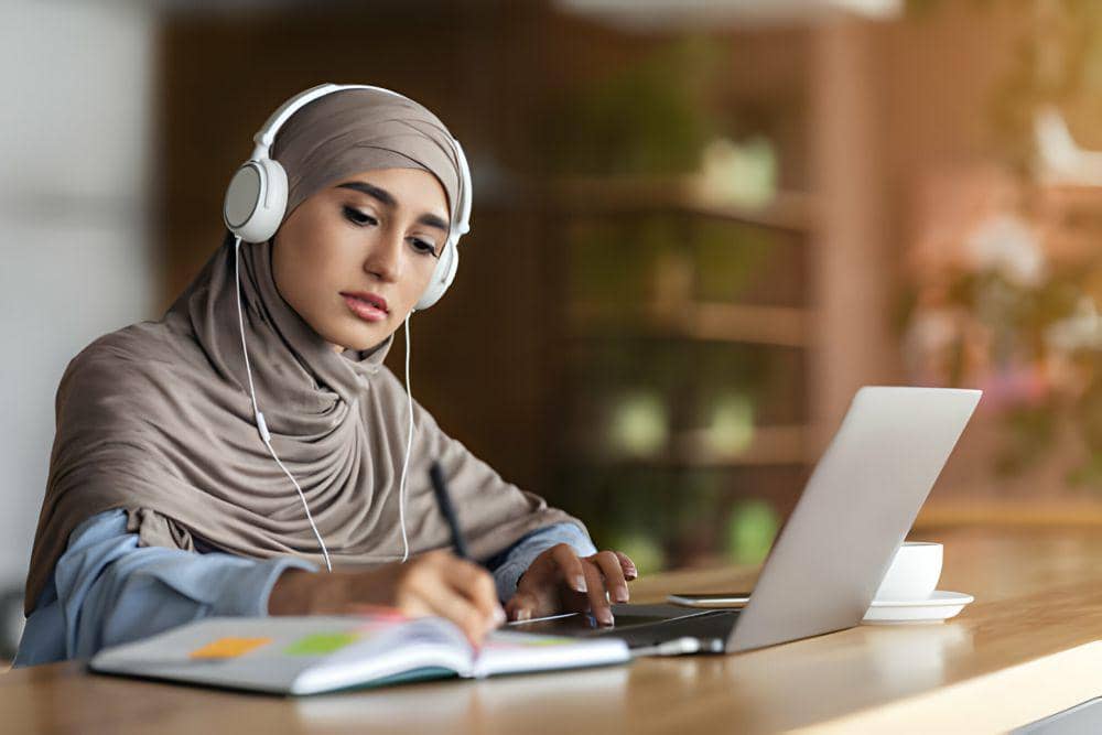ilustrasi wanita mengikuti pelatihan online Ramadhan (istockphoto.com/Prostock-Studio)