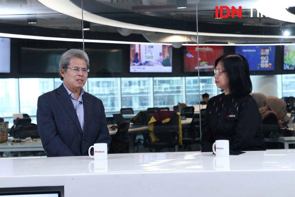 Todung Mulya Lubis dalam acara Real Talk with Uni Lubis pada Senin (26/2/2024). (IDN Times/Naufal Fathahillah)