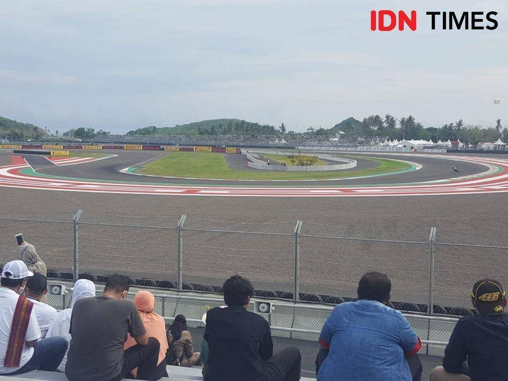 Ilustrasi penonton MotoGP Mandalika di tribun dekat tikungan 16. (IDN Times/Muhammad Nasir)