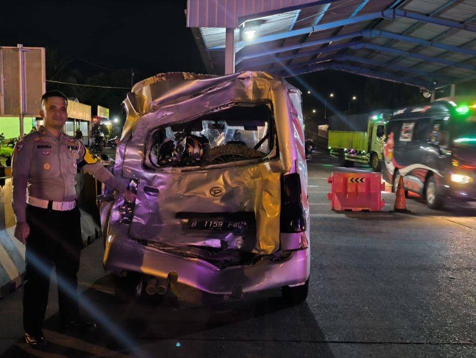 Penampakan peristiwa kecelakaan beruntung 9 kendaraan di Lampung Selatan.. (DOK. Polres Lampung Selatan).