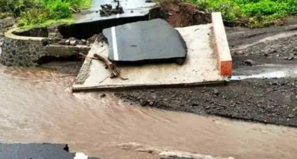 Jembatan di Desa Kawinda To'i Kecamatan Tambora yang putus usai dihantam banjir tiga hari lalu (Dok/Istimewa)