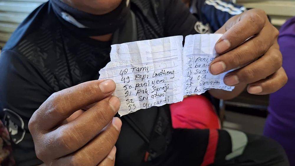Daftar antrian warga yang membeli beras yang dirobek oleh oknum pedagan. IDN Times/ Riyanto