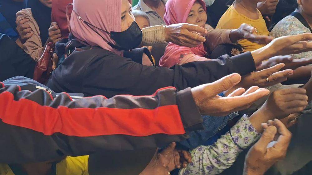 Antrian masyarakat membeli beras murah di pasar Besar Ngawi. IDN Times/ Riyanto
