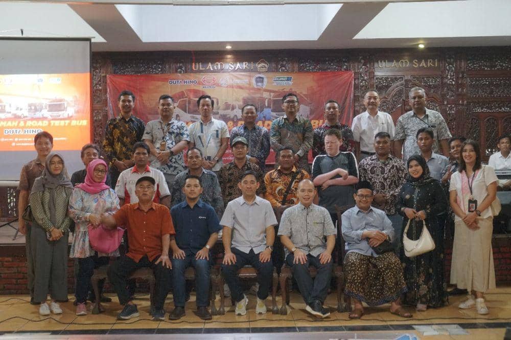 Direktur Utama PT Hino Duta Motors saat foto bareng para pengusaha dan costumer di Kudus. (IDN Times/Dok Humas Duta Hino)