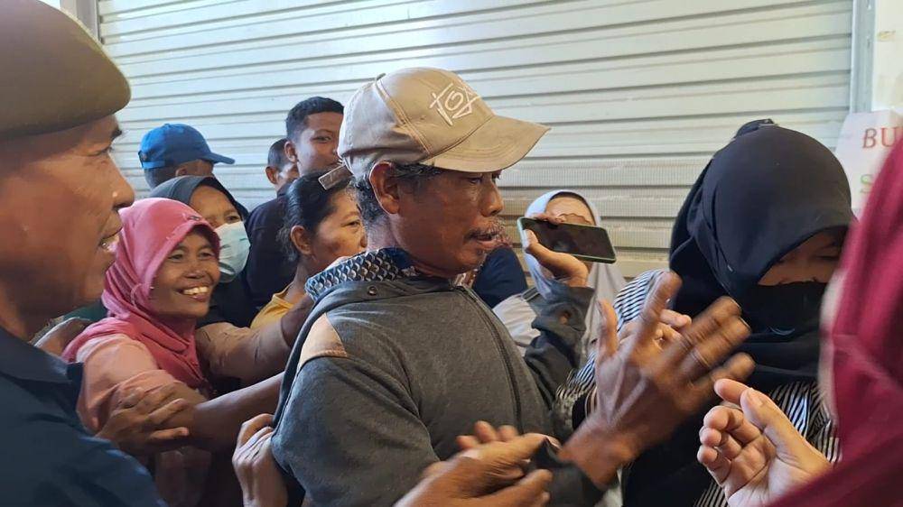 Antrian warga Ngawi membeli beras di pasar besar. IDN Times/ Riyanto