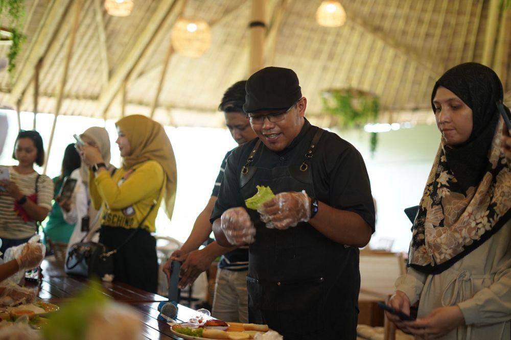 Emak-emak ikut lomba menghias tumpeng saat HUT Solo di Solo Safari. (IDN Times/Dok Humas Solo Safari)