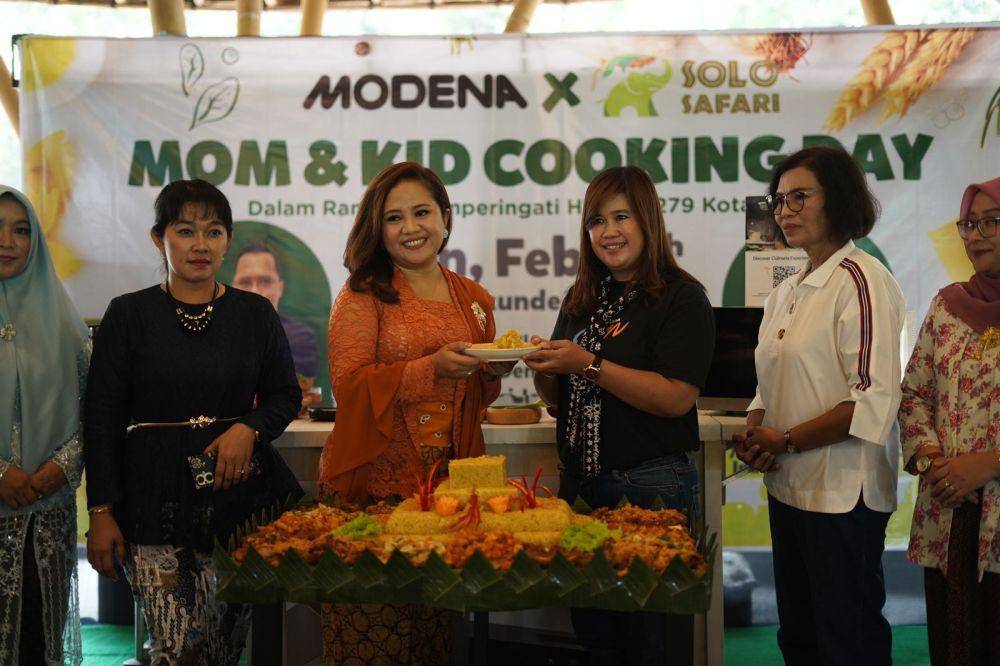 General Manager Solo Safari Shinta potong tumpeng saat HUT Solo. (IDN Times/Dok Humas Solo Safari)