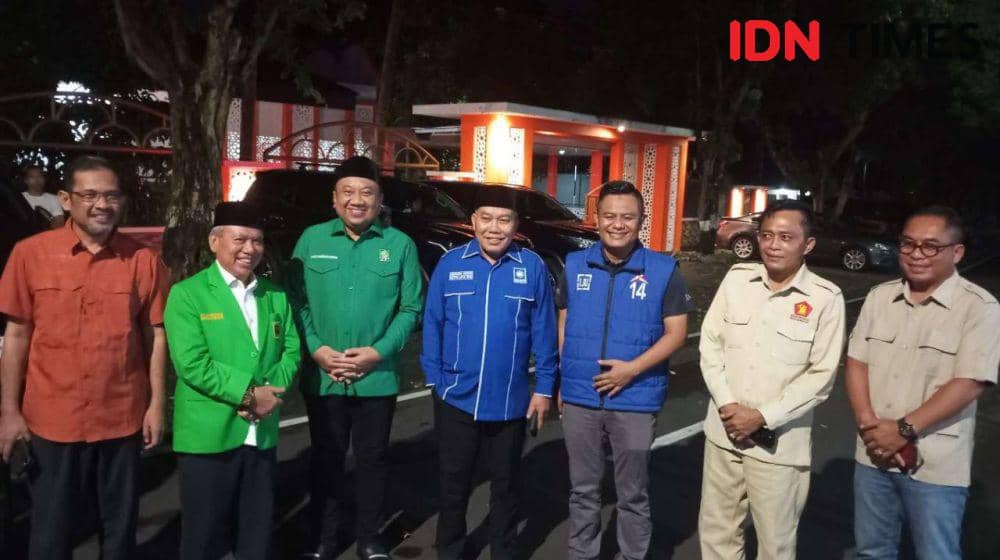 Petinggi enam parpol di NTB melaporkan dugaan kecurangan Pileg 2024 di Kecamatan Sekotong Lombok Barat, Senin malam (26/2/2024). (IDN Times/Muhammad Nasir)