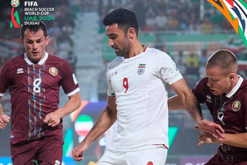 Iran (putih) dalam laga perebutan gelar juara ketiga kontra Belarus di Piala Dunia Sepak Bola Pantai 2024. (instagram.com/fifaworldcup)