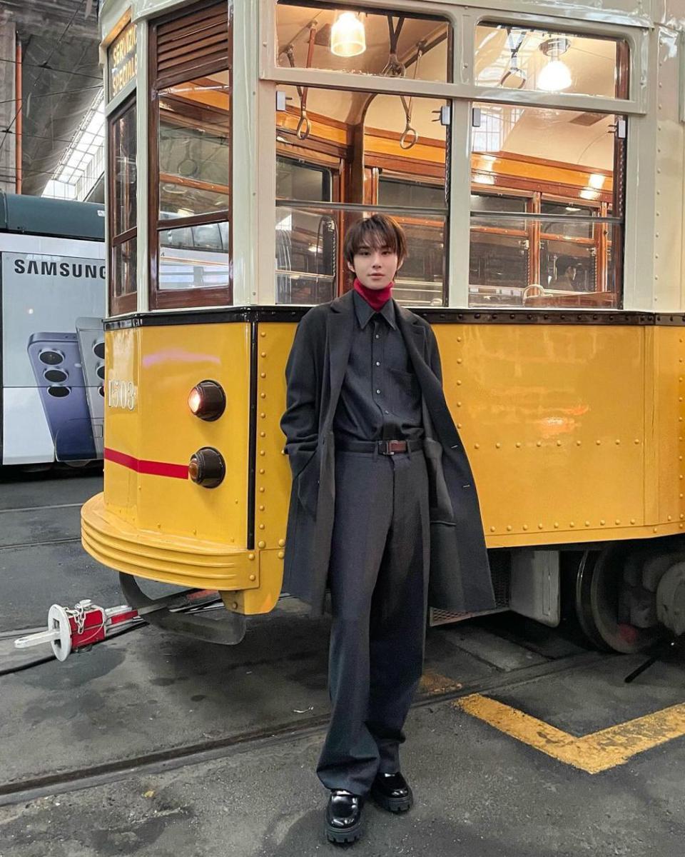 7 Potret Jungwoo NCT di Tod's Fall Winter 2024/25 Women's Fashion Show
