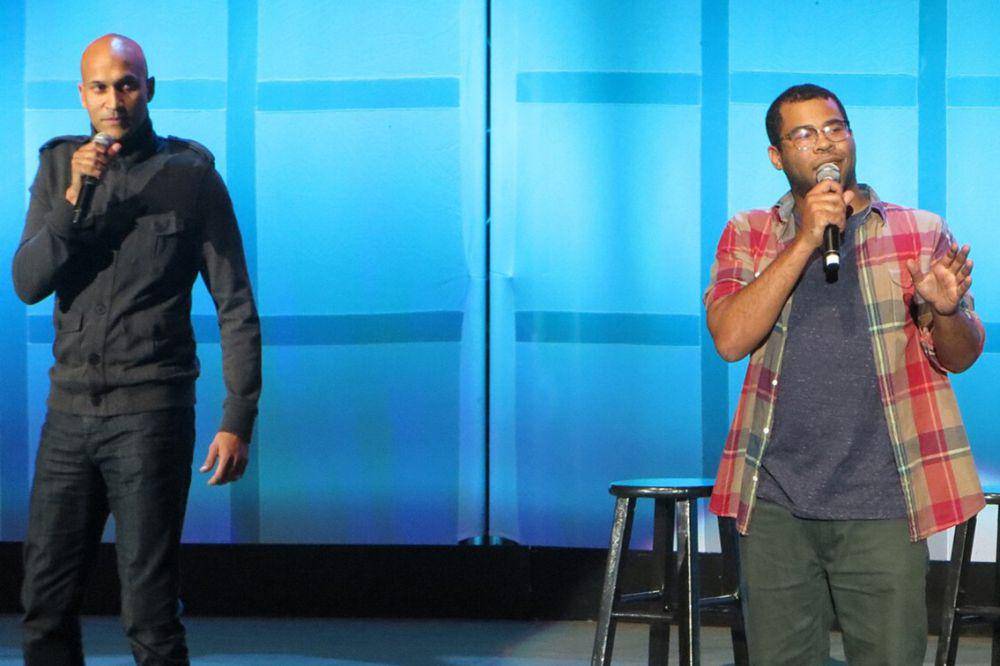 Jordan Peele dan Keegan-Michael Key saat tampil live di Wild 94.9 Shoreline Comedy Jam pada 2012. (commons.wikimedia.org/Kevin Edwards)