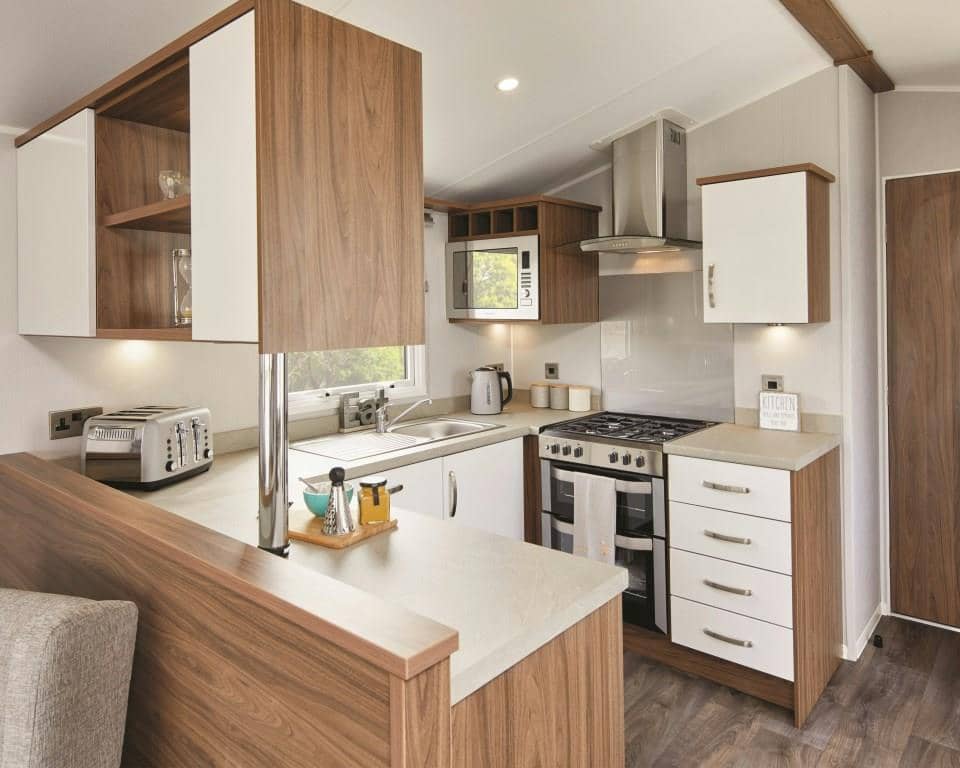 ilustrasi kabin putih dengan aksen kayu (unsplash.com/mike welch)