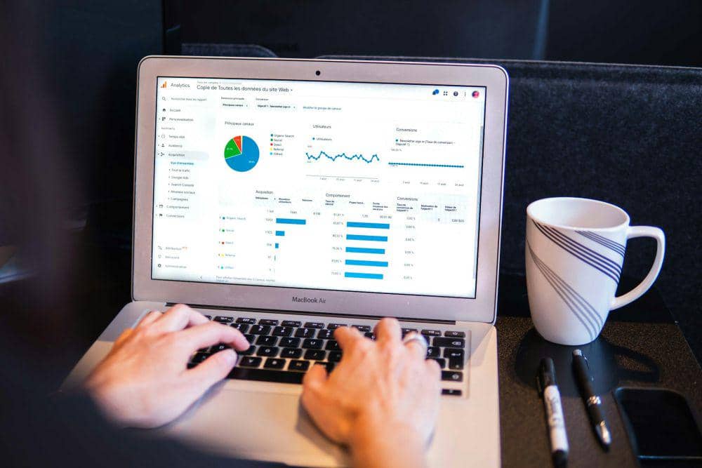 ilustrasi evaluasi konten dengan google analytics (unsplash.com/Myriam Jessier)