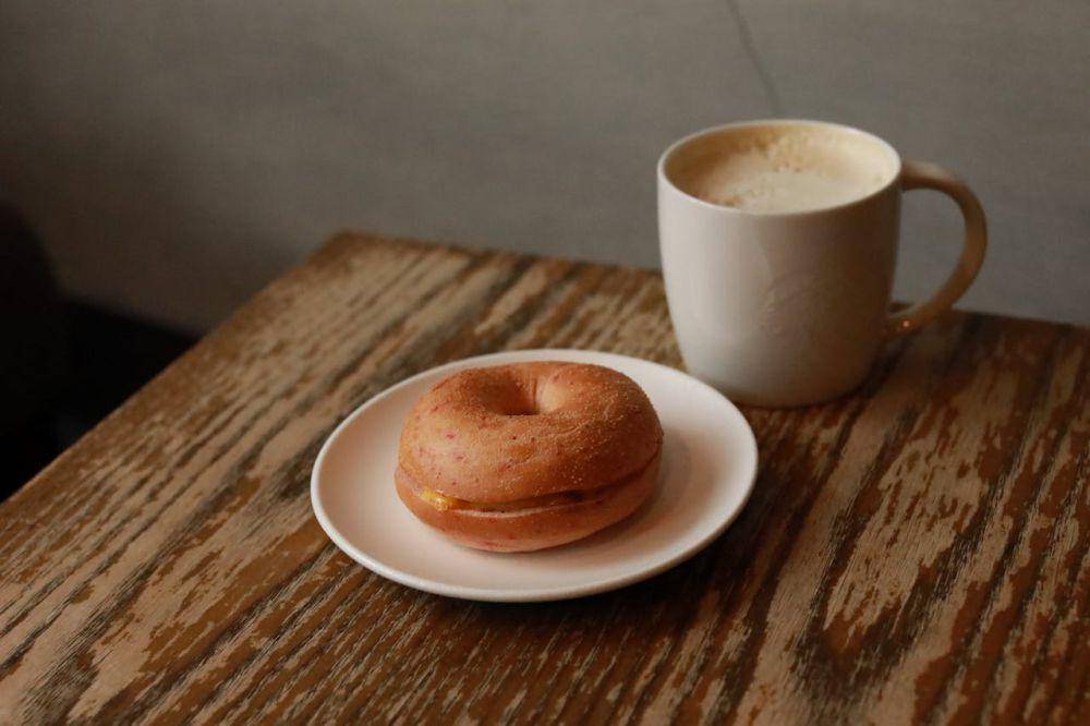 ilustrasi bagel di atas piring (pexels.com/慶文 施)