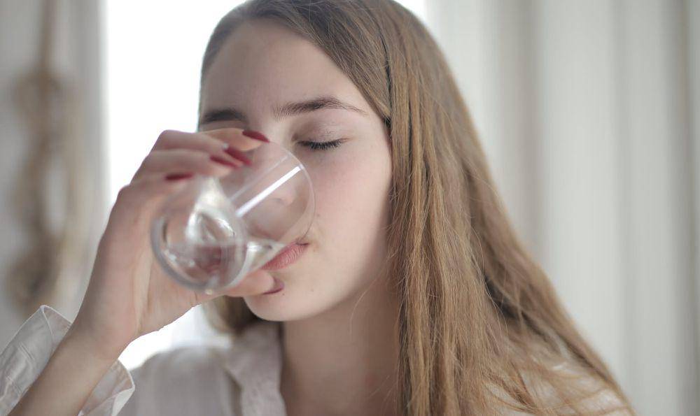 ilustrasi minum air putih(pexels.com/Andrea Piacquadio)