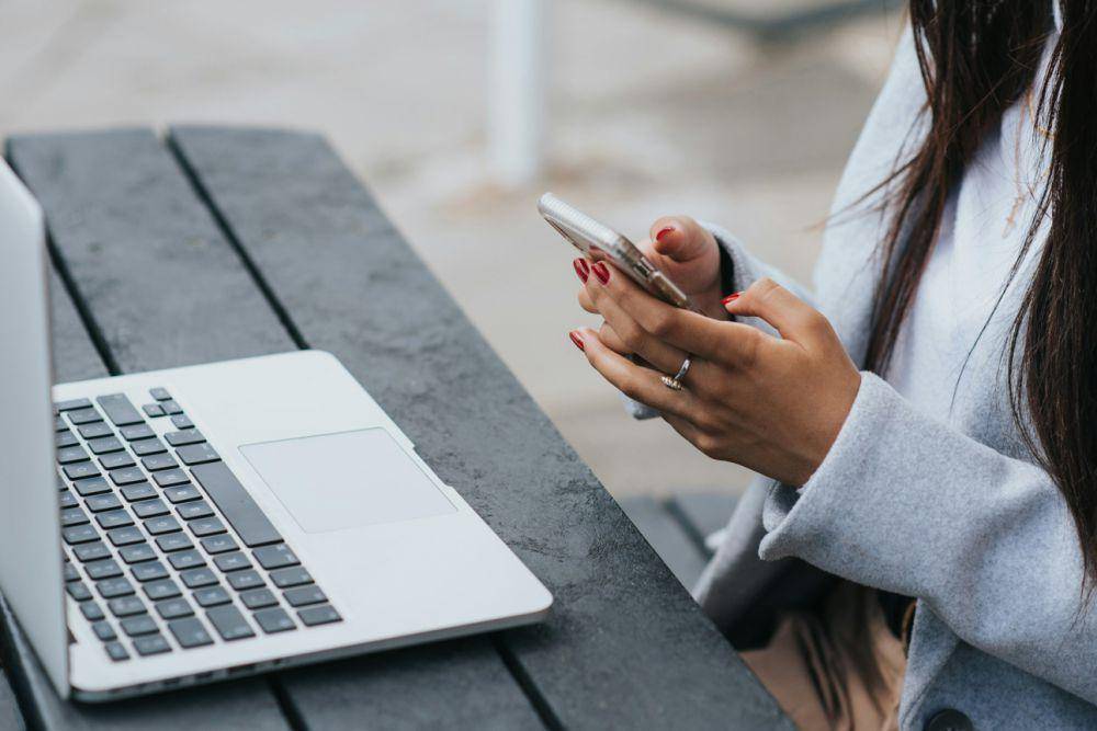 Ilustrasi mengirim pesan yang bisa dilakukan dengan laptop atau mobile (Pexels.com/Anete Lusina)