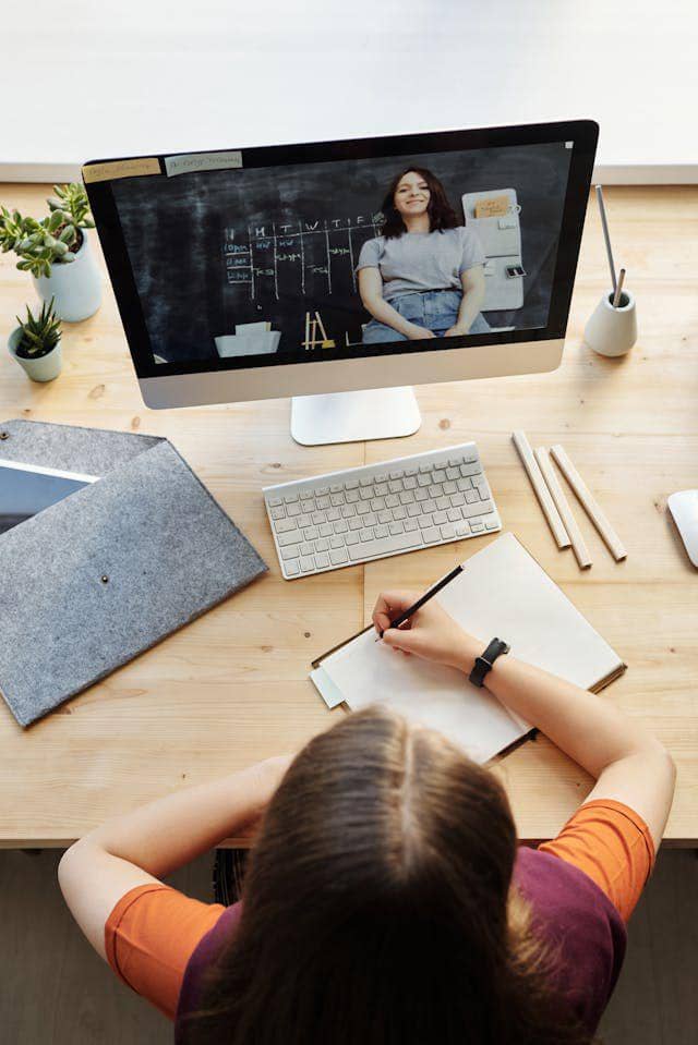 Seorang wanita sedang belajar (pexels.com/Julia M Cameron)