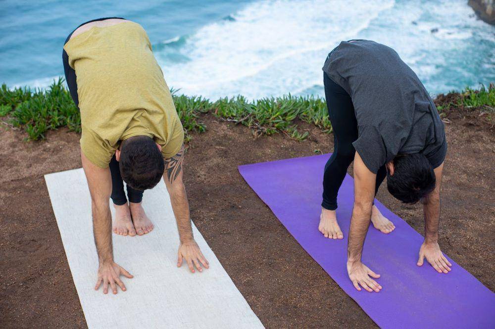 ilustrasi uttanasana atau forward bend (pexels.com/Kampus Production)