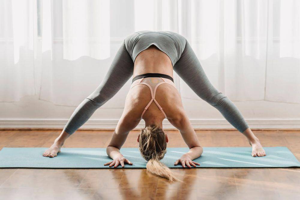 ilustrasi pose wide legged forward fold (pexels.com/Marta Wave)