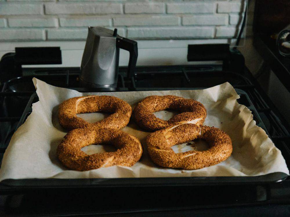 ilustrasi bagel di dalam loyang (pexels.com/Meruyert Gonullu)