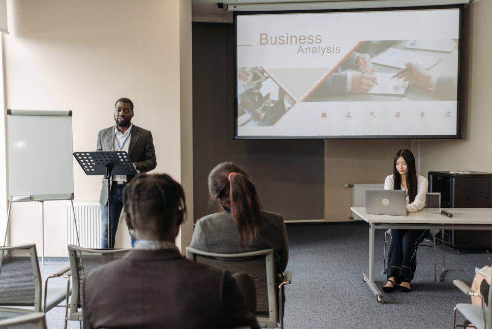 Cover presentasi yang menarik (Pexels.com/Pavel Danilyuk)