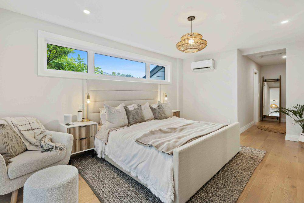 inspirasi pengaturan bantal di atas tempat tidur yang tepat (unsplash.com/Point3D Commercial Imaging Ltd.)