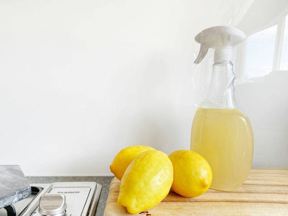 ilustrasi cairan lemon untuk pembersih (unsplash.com/Precious Plastic Melbourne)