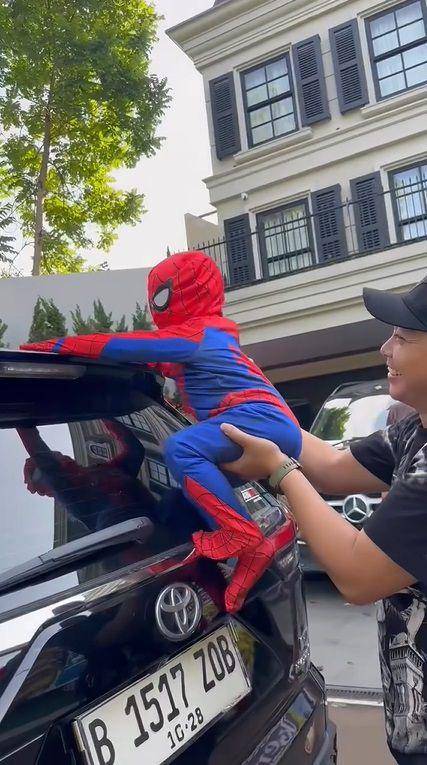 potret Cipung cosplay jadi Spiderman (instagram.com/raffinagita1717)