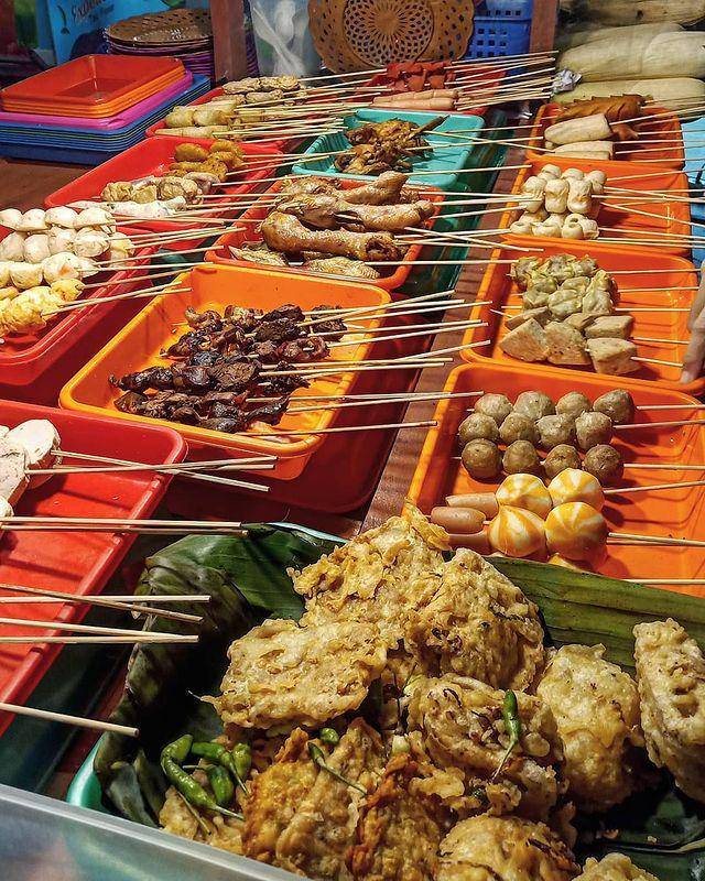 Gambaran Angkringan depan Biznet (instagram.com/streetfoodmadiun)