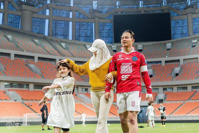 Potret Novita Hardini bersama anak dan suami di stadion (instagram.com/novitamochamad)