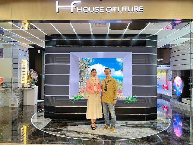 Potret Novita Hardini (sebelah kiri) berfoto di House of Future (instagram.com/novitamochamad)