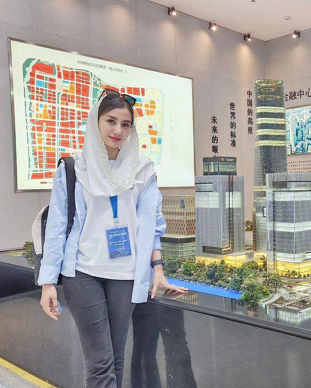 Potret OOTD Novita Hardini saat berada di Cina (instagram.com/novitamochamad)