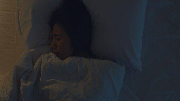ilustrasi tidur berkualitas (freepik.com/tirachardz)