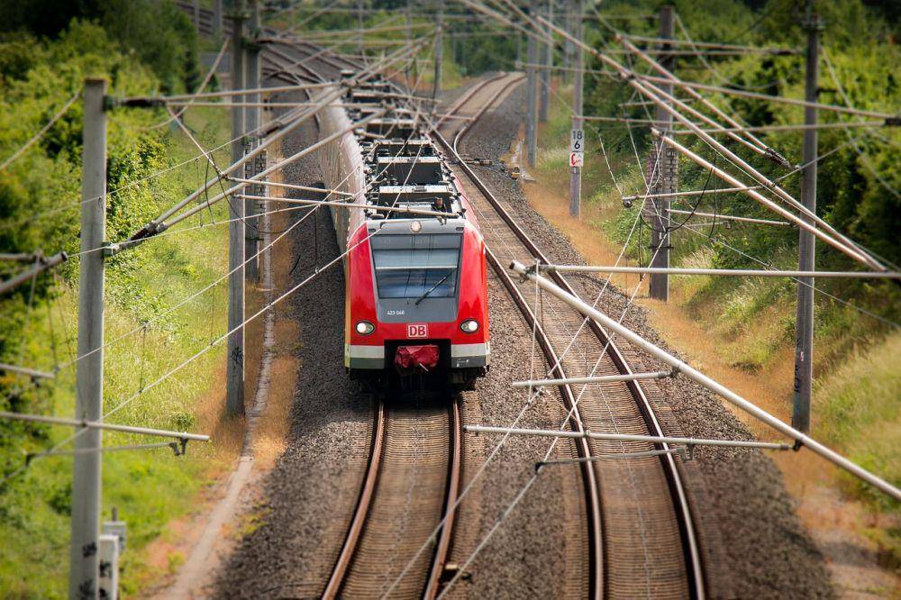 kereta api sebagai transportasi umum (pixabay.com/Didgeman)