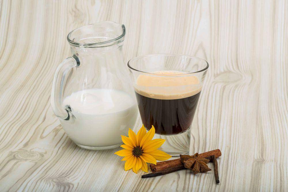 ilustrasi susu dan espresso (vecteezy.com/ast007392369)