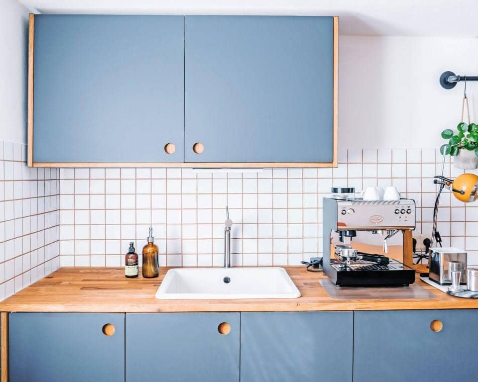 ilustrasi kabin berwarna biru kalem (unsplash.com/Vincent Erhart)