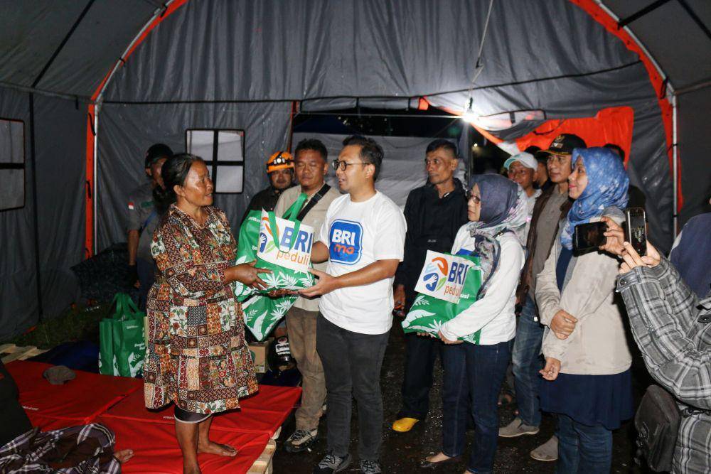 Pemberian bantuan paket Sembako untuk korban angin puting beliung Sumedang (Dokumentasi BRI Peduli)