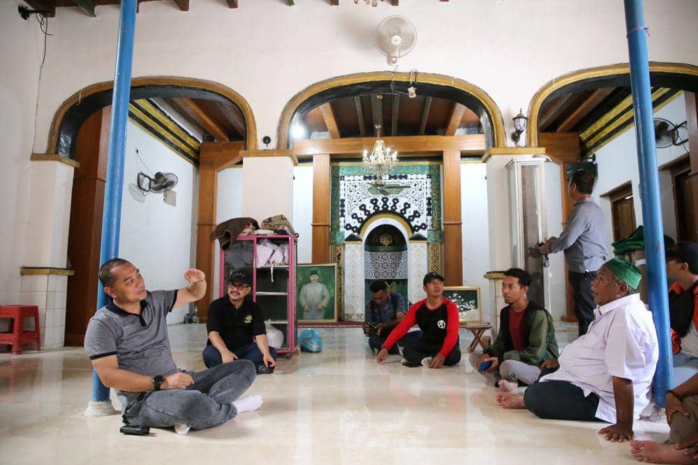 Wali Kota Surabaya Eri Cahyadi saat berdiskusi di Langgar Gipo. Dok. Diskominfo Surabaya.
