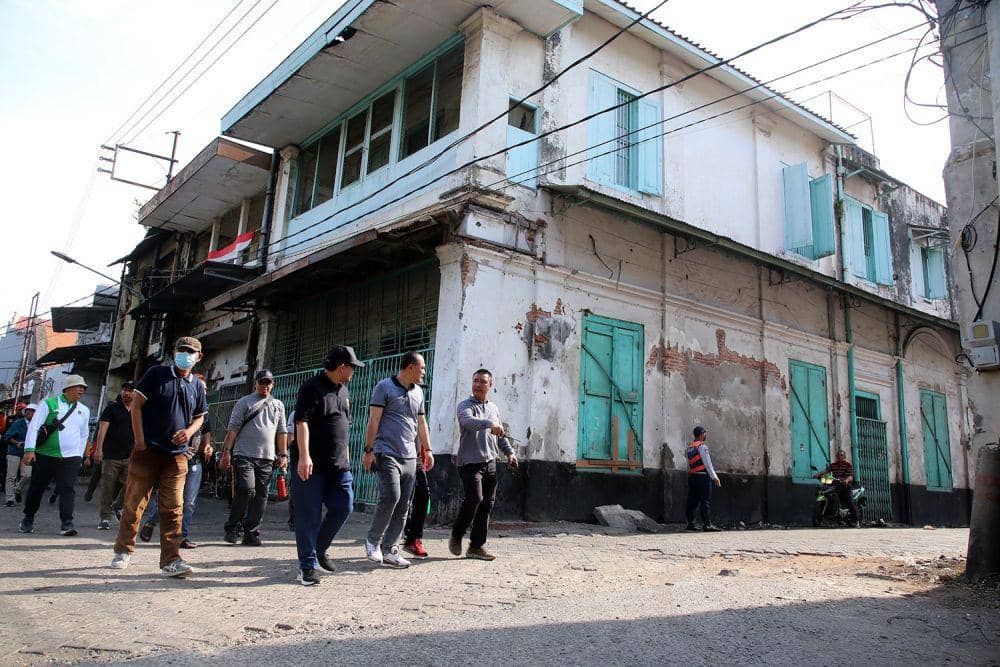 Wali Kota Surabaya Eri Cahyadi saat melakukan pemantauan ke sejumlah titik kota lama. Dok. Diskominfo Surabaya.